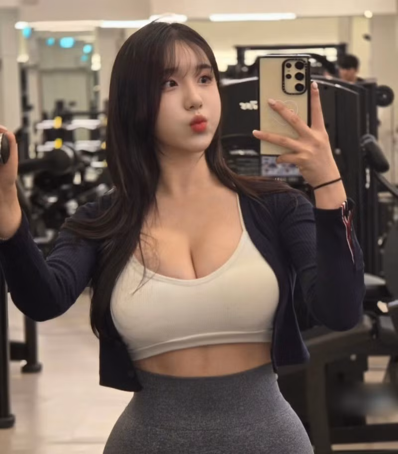 Kim Hyun Young là một trong những mỹ nhân thế hệ mới ở Hàn Quốc. Cô nàng cao 1m70, sở hữu số đo ba vòng 94 - 66 - 97 cm.