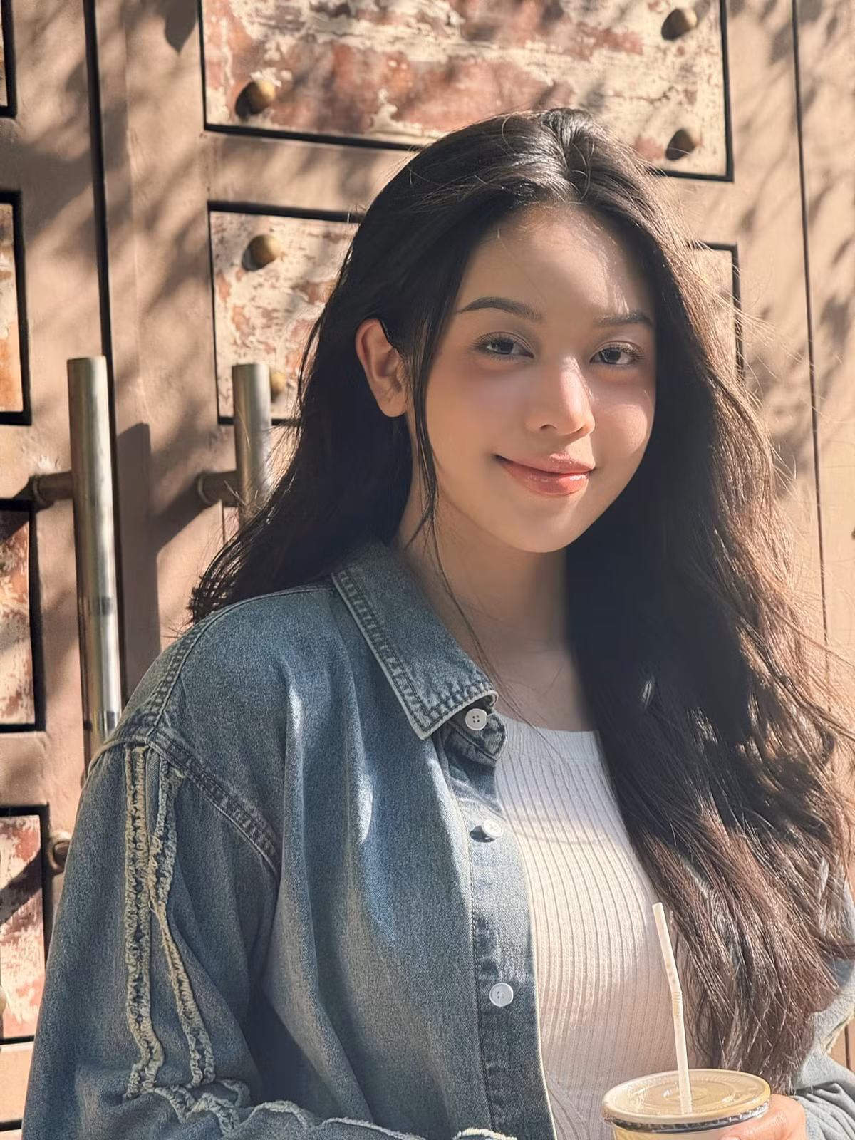 Hoa hậu Thanh Thủy đẹp mơ màng, làn da ửng hồng dưới ánh nắng chiều. Ảnh: FB Huỳnh Thị Thanh Thủy