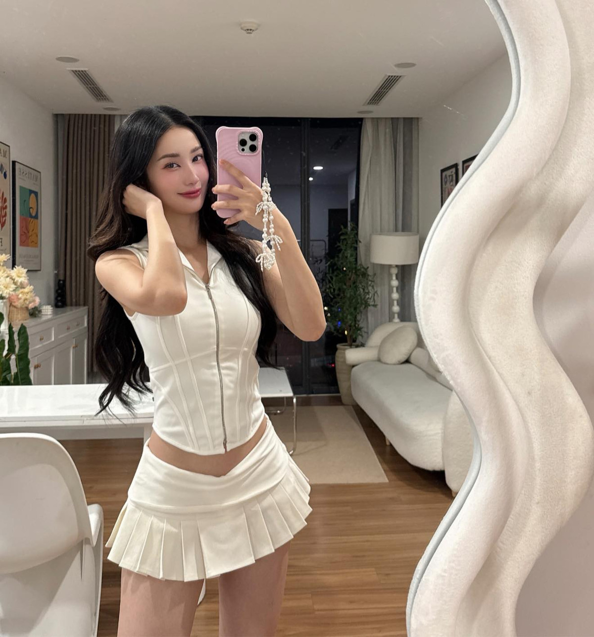 Jun Vũ khoe vóc dáng thon gọn trước gương. Ảnh: FB Vũ Phương Anh