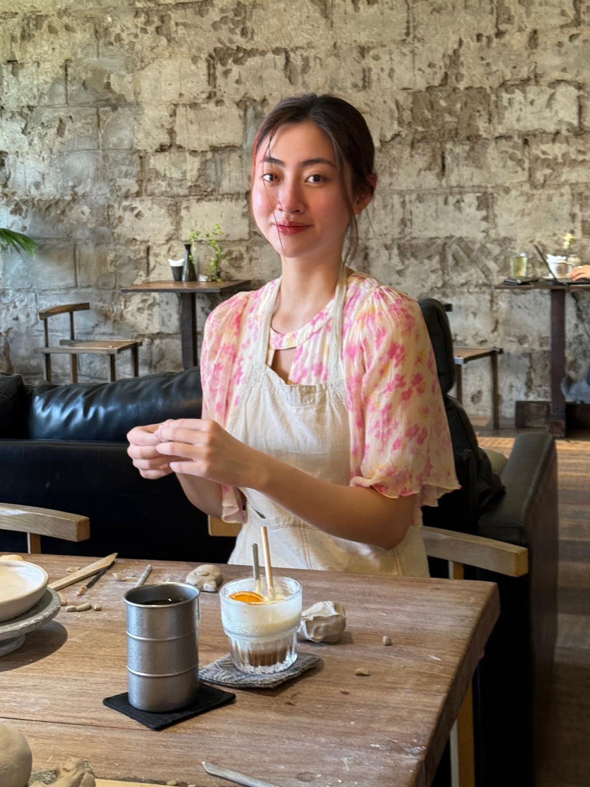 Hoa hậu Lương Thuỳ Linh khoe khoảnh khắc nặn gốm. Ảnh: FB Lương Thùy Linh