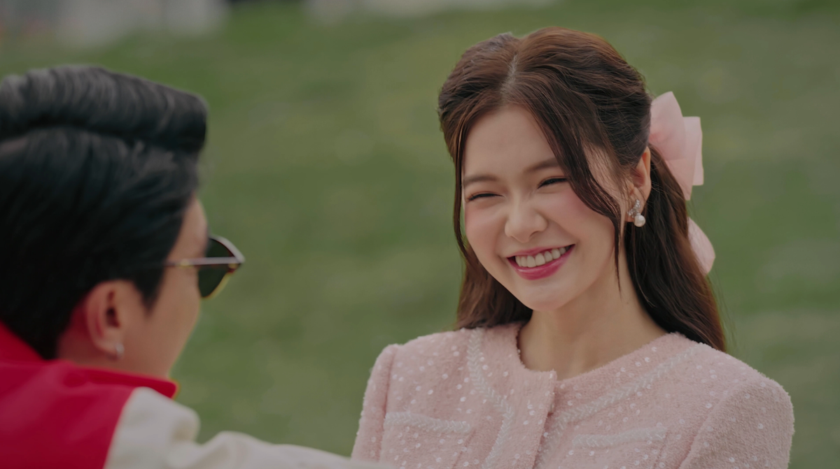 Trong phim Đi về miền có nắng, Yên Đan vào vai Tường Vân, tiểu thư Sài thành quyết tâm rời xa vòng tay cha mẹ, tới Bảo Lộc lập nghiệp bằng việc mở quán cafe. Vai diễn của cô với vẻ đáng yêu, xinh xắn, nụ cười tỏa nắng đã chiếm trọn trái tim khán giả. Ảnh chụp màn hình