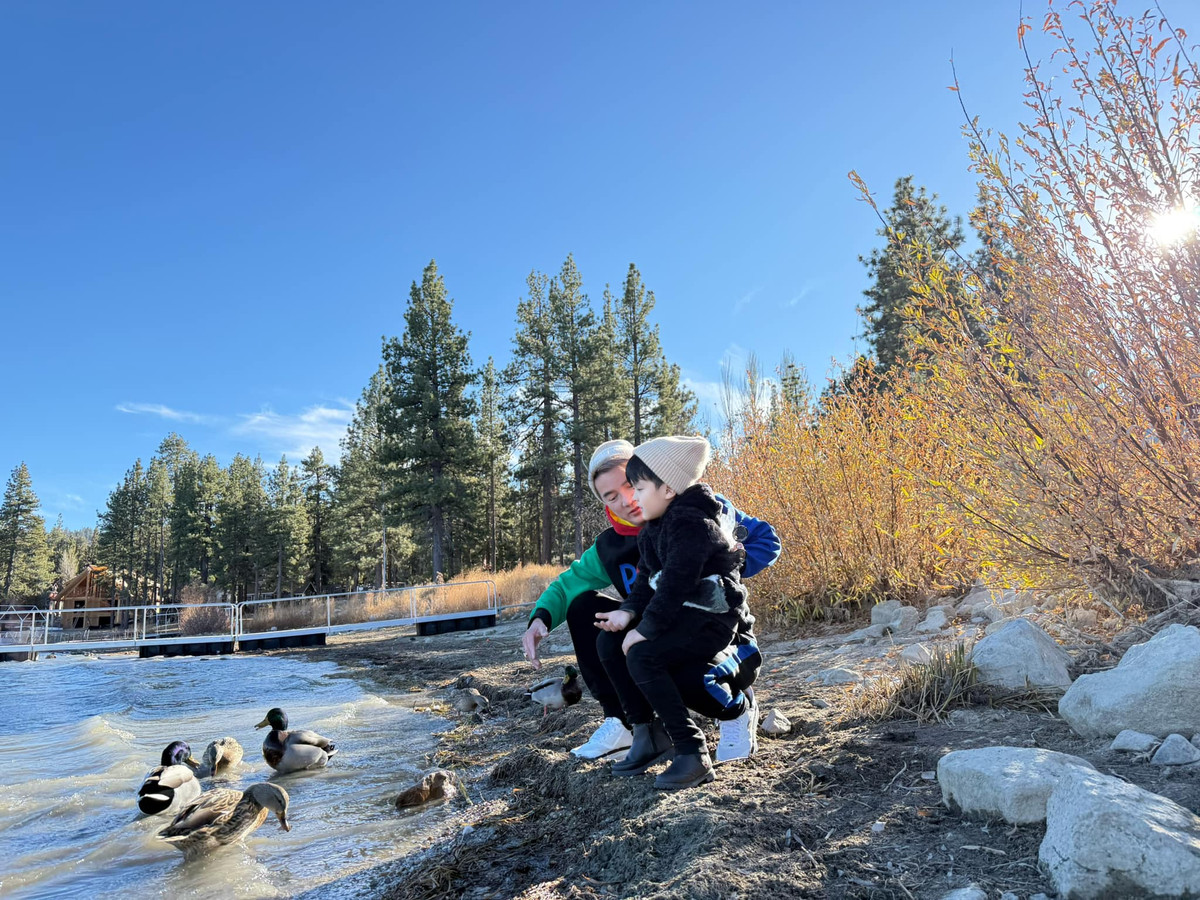 Giữa lúc chuyện kiện tụng với tỷ phú Mỹ gây nóng dư luận, mới đây Đàm Vĩnh Hưng chọn cách chia sẻ những hình ảnh đời thường giản dị bên cạnh cậu con trai Polo Huỳnh, bốn tuổi. Ảnh: FB Dam Vinh Hung