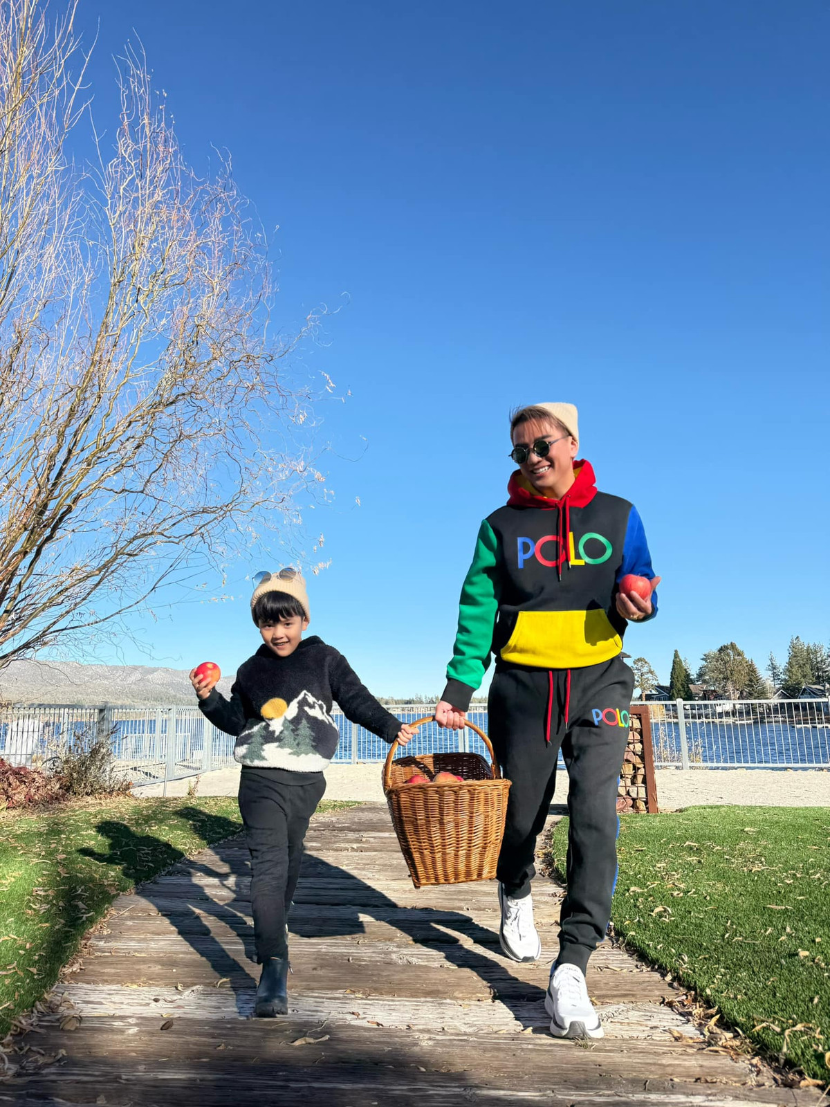 Trong những bức ảnh, Đàm Vĩnh Hưng không ngại thể hiện tình cảm với con trai. Ảnh: FB Dam Vinh Hung