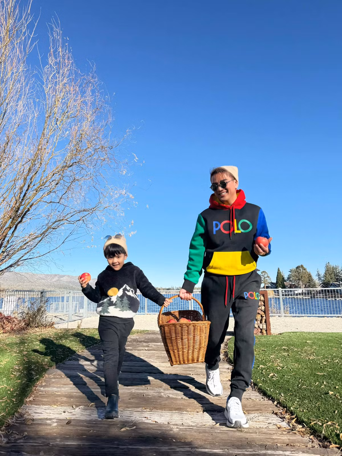 Trong những bức ảnh, Đàm Vĩnh Hưng không ngại thể hiện tình cảm với con trai. Ảnh: FB Dam Vinh Hung