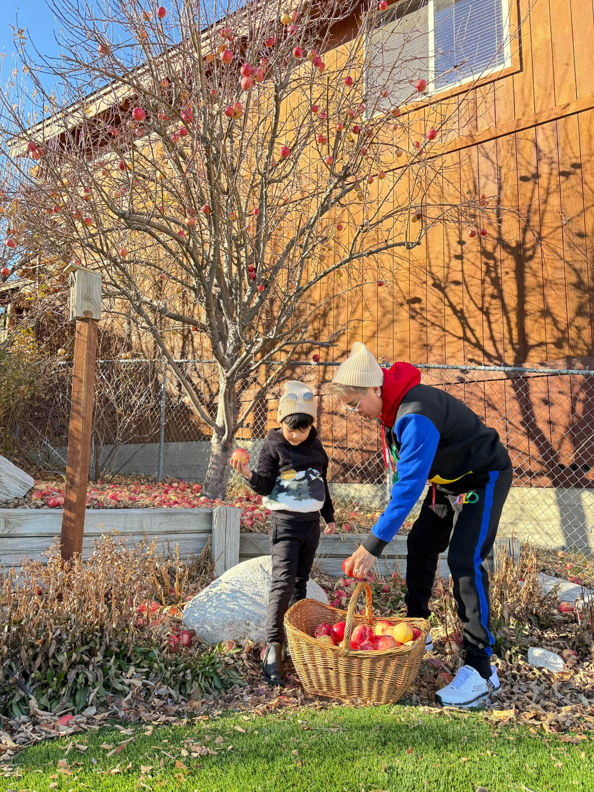 Tại California, hai cha con nam ca sĩ sống trong biệt thự sang trọng ở khu Huntington Beach. Ảnh: FB Dam Vinh Hung