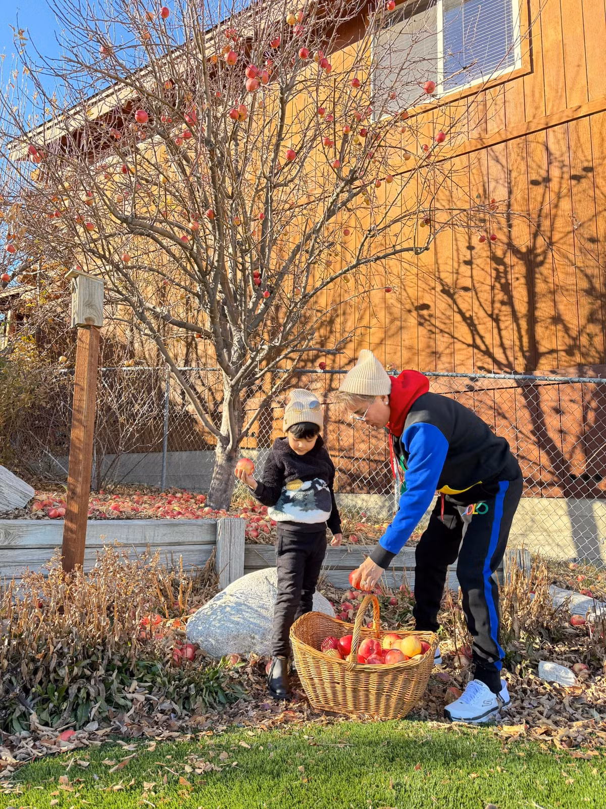 Tại California, hai cha con nam ca sĩ sống trong biệt thự sang trọng ở khu Huntington Beach. Ảnh: FB Dam Vinh Hung