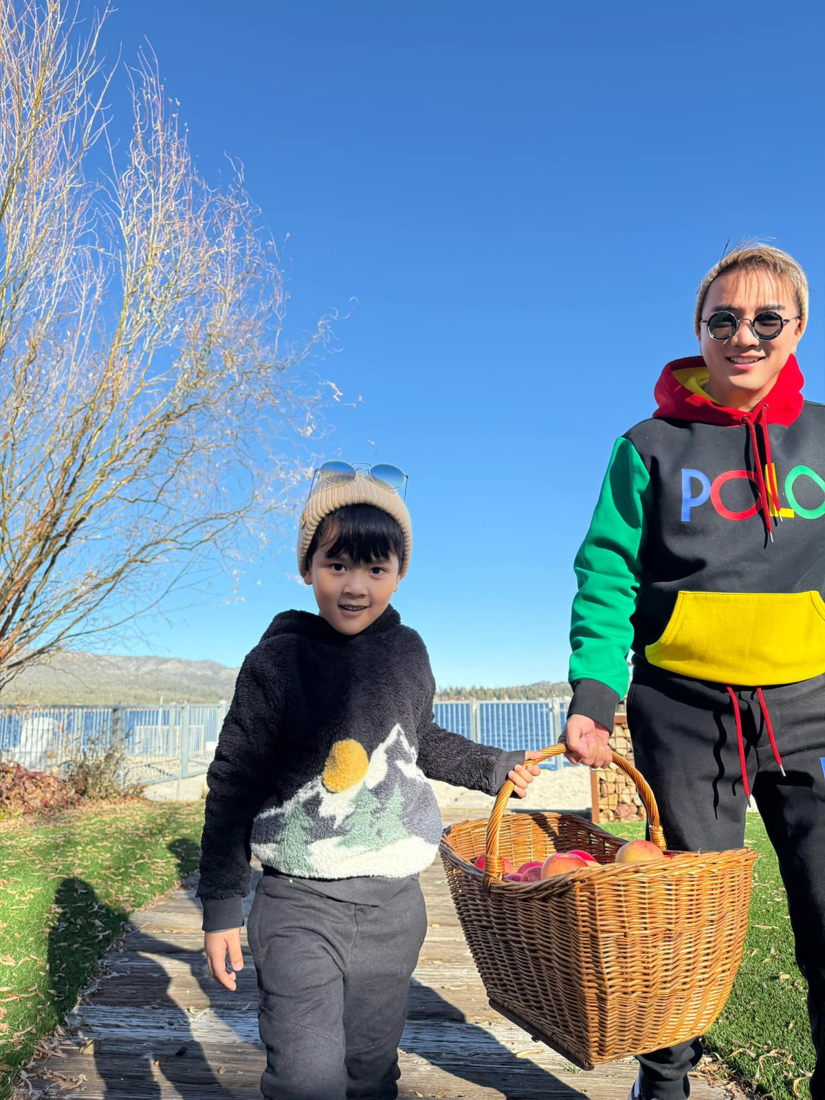 Anh bế bồng, vui đùa cùng Polo Huỳnh, cùng con trai tạo dáng trước ống kính. Ảnh: FB Dam Vinh Hung