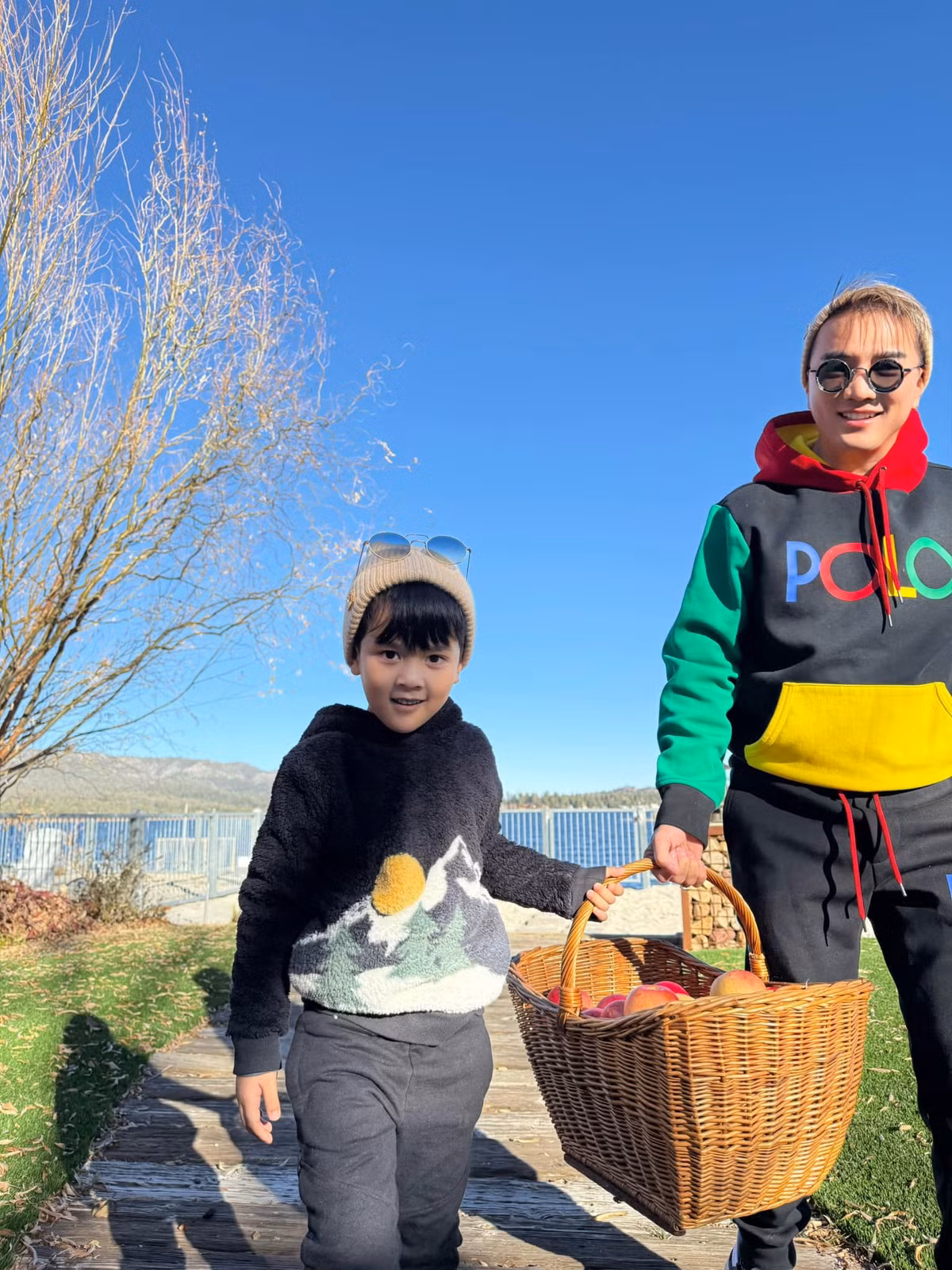 Anh bế bồng, vui đùa cùng Polo Huỳnh, cùng con trai tạo dáng trước ống kính. Ảnh: FB Dam Vinh Hung