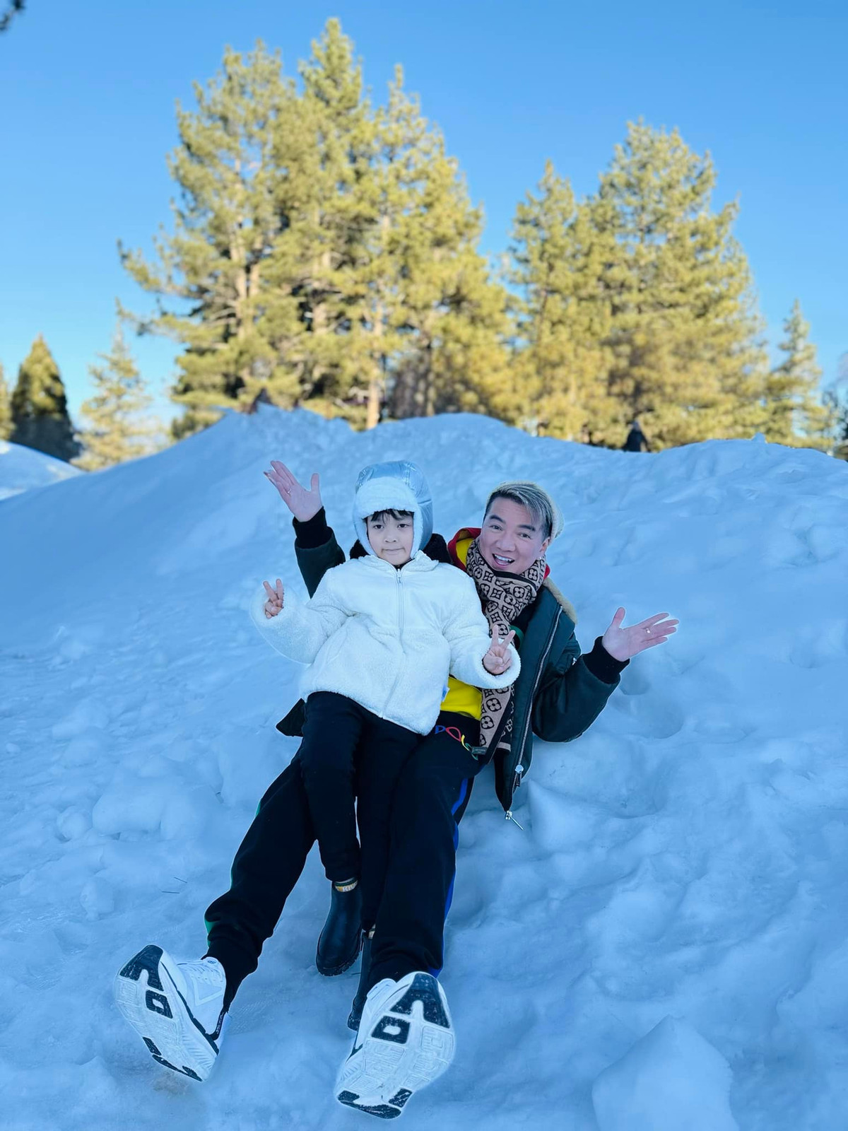 Đàm Vĩnh Hưng mới đây đã bất ngờ trở lại Việt Nam. Cụ thể, đêm 31/12 vừa qua, anh đăng ảnh kèm chú thích cho biết mình đã trở về quê hương đón năm mới cùng gia đình. Nam ca sĩ còn bày tỏ sự háo hức: “Hy vọng năm mới sẽ mang lại nhiều niềm vui hơn năm qua”. Ảnh: FB Dam Vinh Hung