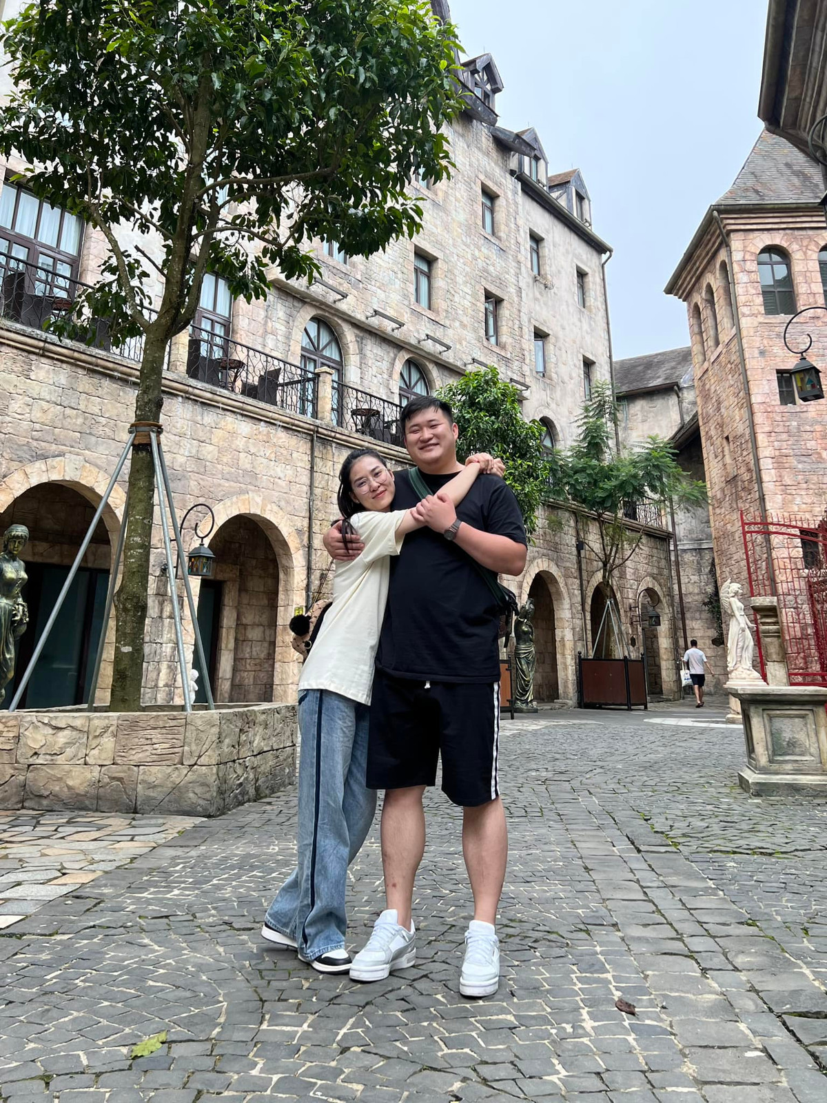 Anh có cuộc gặp gỡ định mệnh với vợ khi tham gia quay quảng cáo tại công ty của cô. "Thiên Lôi" cho biết bà xã làm công việc văn phòng, không liên quan đến nghệ thuật, nhưng cô luôn tâm lý và cảm thông cho công việc của chồng. Ảnh: FB Lưu Mạnh Dũng