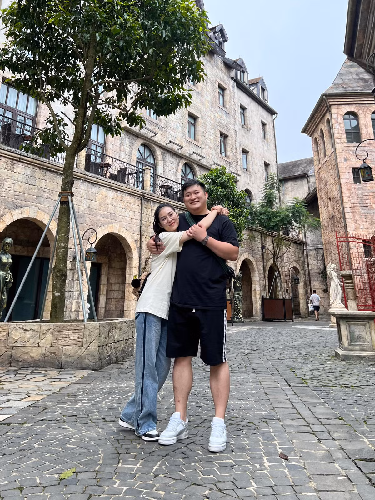 Anh có cuộc gặp gỡ định mệnh với vợ khi tham gia quay quảng cáo tại công ty của cô. "Thiên Lôi" cho biết bà xã làm công việc văn phòng, không liên quan đến nghệ thuật, nhưng cô luôn tâm lý và cảm thông cho công việc của chồng. Ảnh: FB Lưu Mạnh Dũng