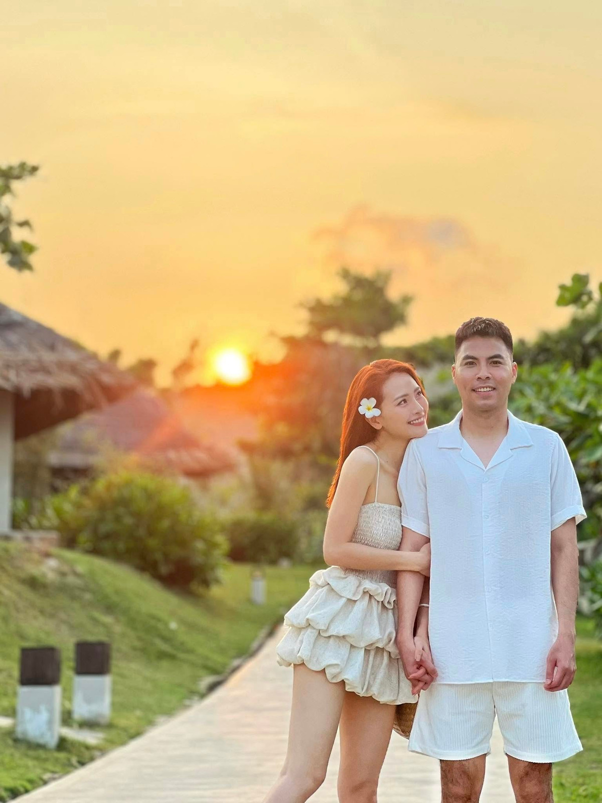Không chỉ ngưỡng mộ sự đẹp đôi và những khoảnh khắc tình tứ của cặp đôi, người hâm mộ còn dễ dàng nhận thấy sự thay đổi ở phong cách và thần thái của Huyền Trang. Ảnh: FB Nguyễn Huyền Trang