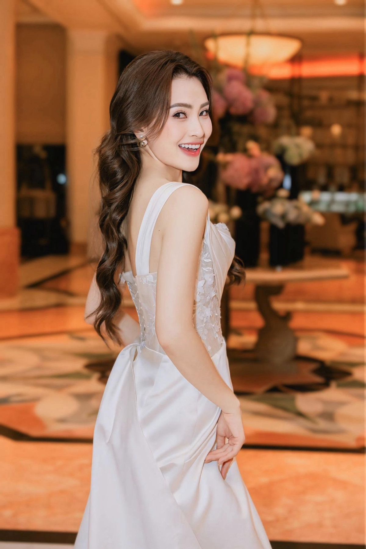 Cô cũng gây ấn tượng với phong cách thời trang đa dạng, từ cá tính, năng động, đến thanh lịch, gợi cảm. Ảnh: FB Nguyễn Huyền Trang