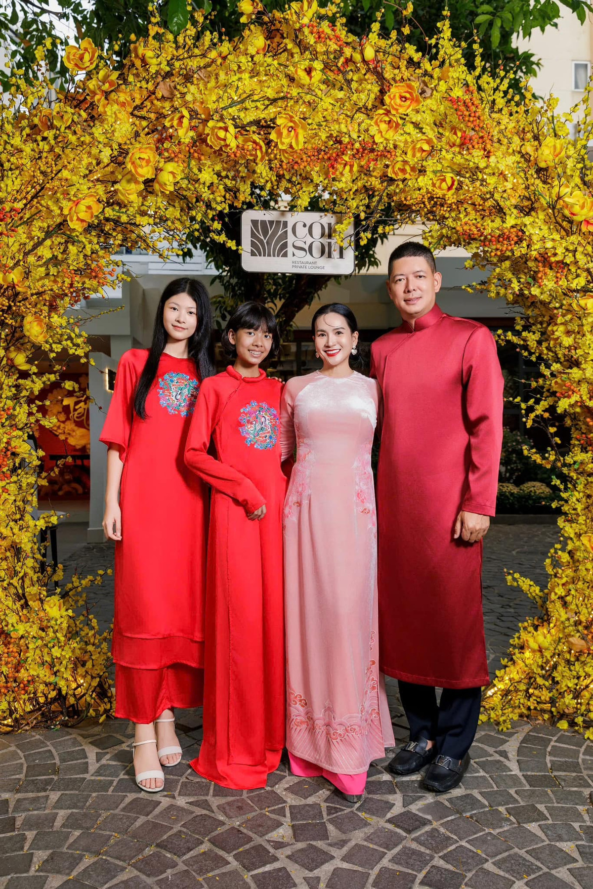 Gia đình Bình Minh chụp ảnh Tết. Ảnh: FB Le Anh Tho