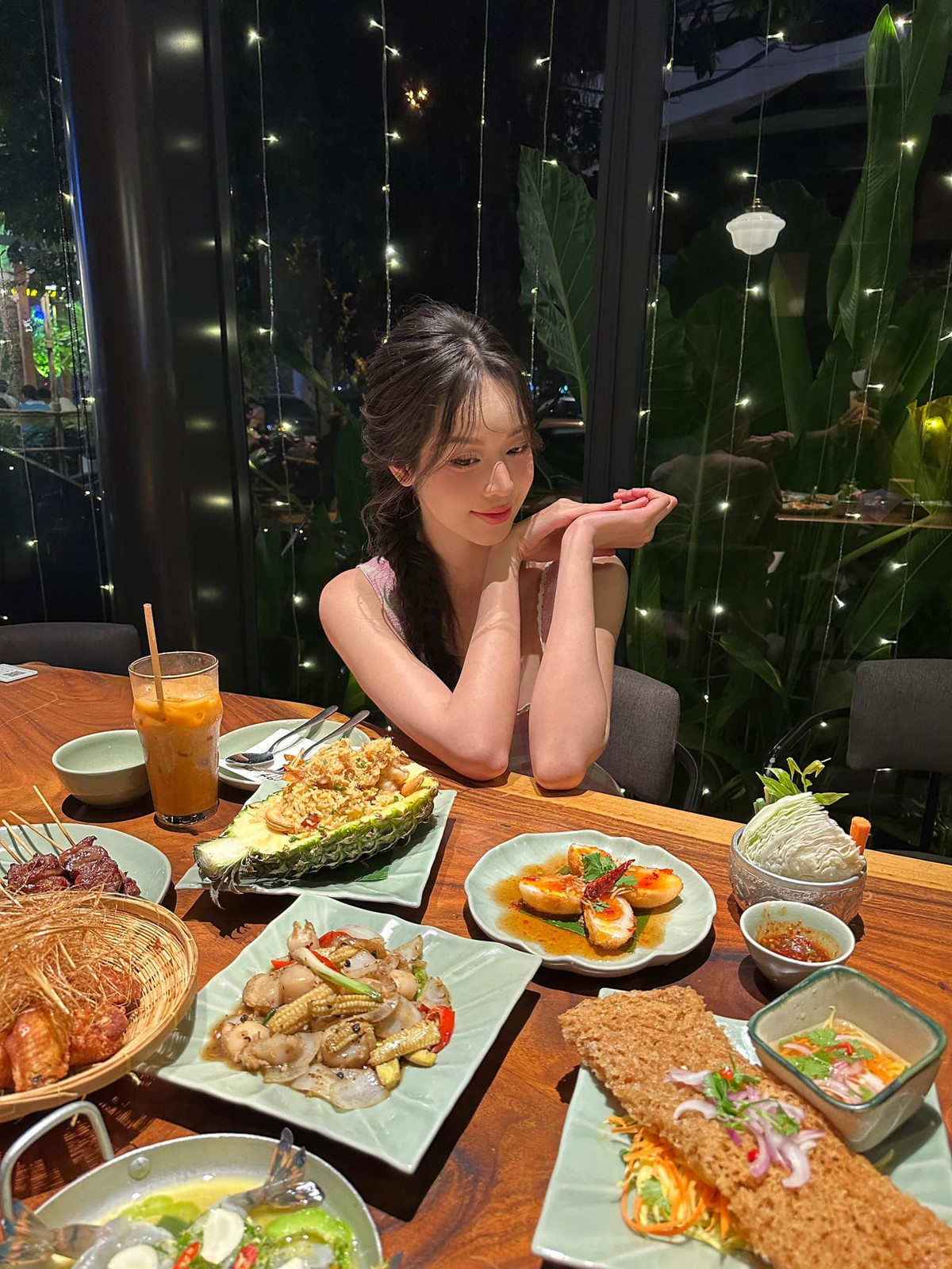 Hoa hậu Thanh Thuỷ ăn tối thịnh soạn. Ảnh: FB Huỳnh Thị Thanh Thủy