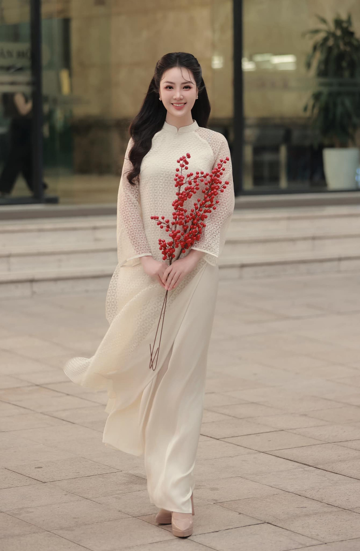 Á hậu Thuỵ Vân diện áo dài trắng thướt tha, chụp ảnh đón Tết. Ảnh: FB Nguyễn Thuỵ Vân