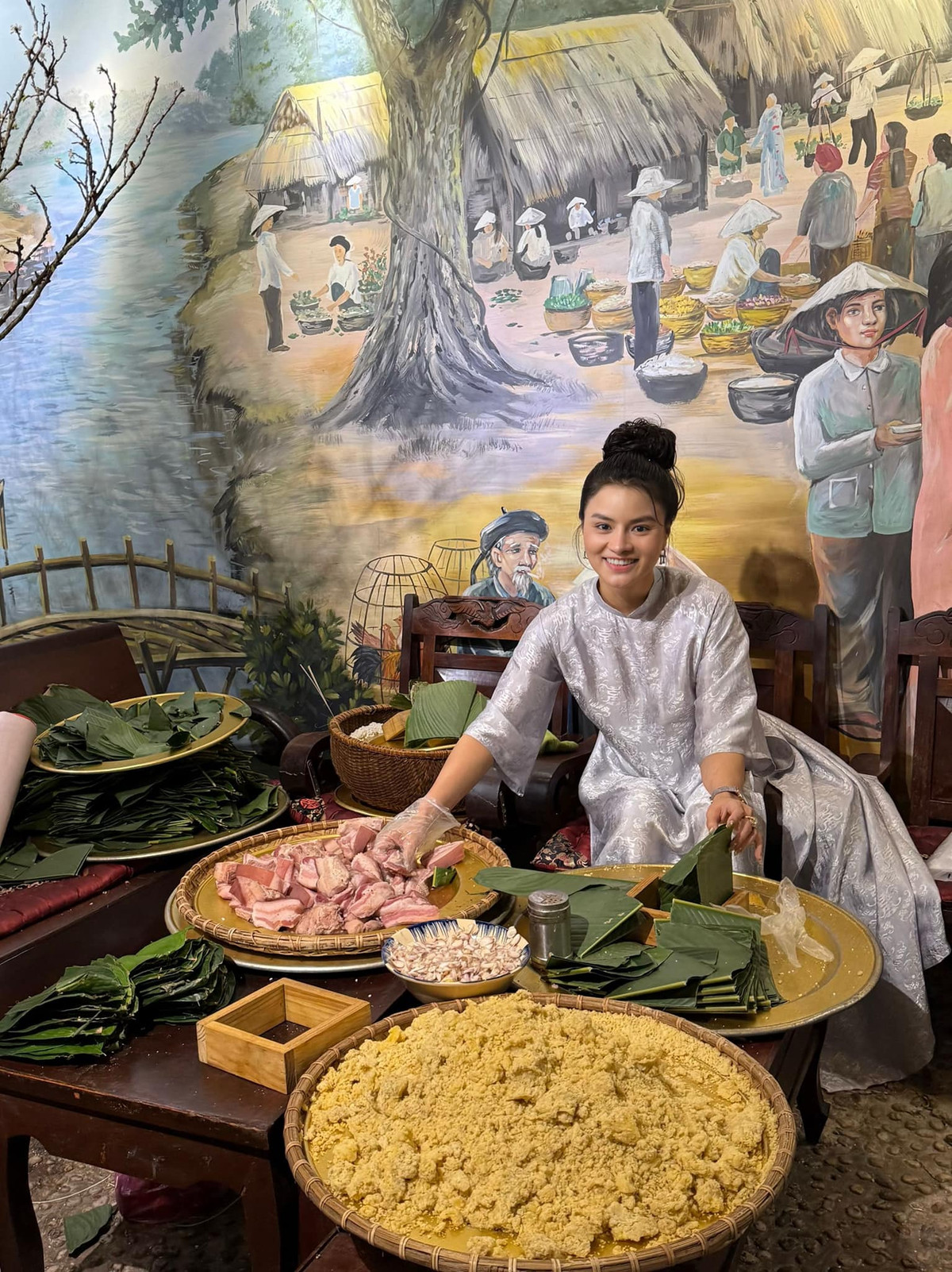 Cựu mẫu Vũ Thu Phương gói bánh chưng, chuẩn bị đón Tết. Ảnh: FB Vũ Thu Phương