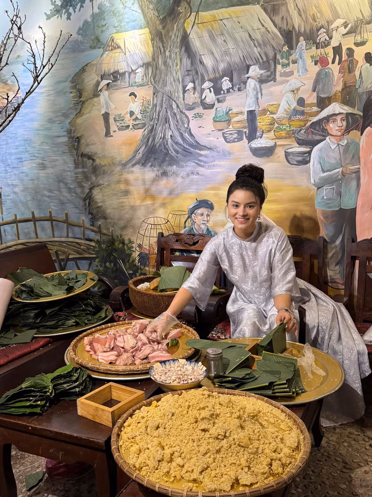 Cựu mẫu Vũ Thu Phương gói bánh chưng, chuẩn bị đón Tết. Ảnh: FB Vũ Thu Phương