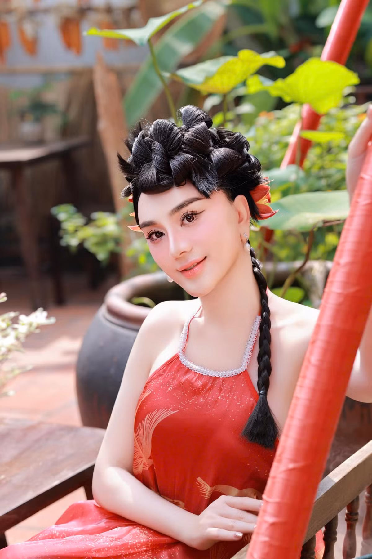 Lâm Khánh Chi mặc yếm đỏ gợi cảm, hóa "nàng xuân 2025". Ảnh: FB Lâm Khánh Chi