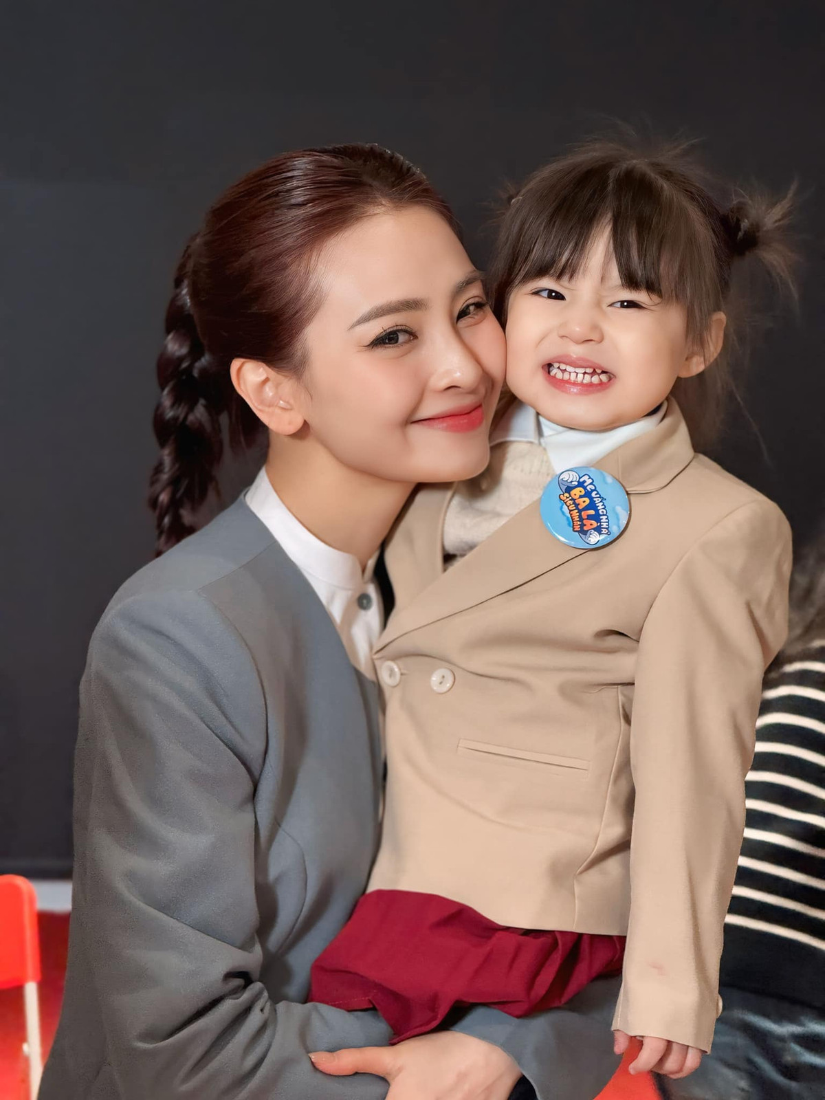 Huyền Trang "mù tạt" chụp ảnh với idol nhí Pam. Ảnh: FB Nguyễn Huyền Trang