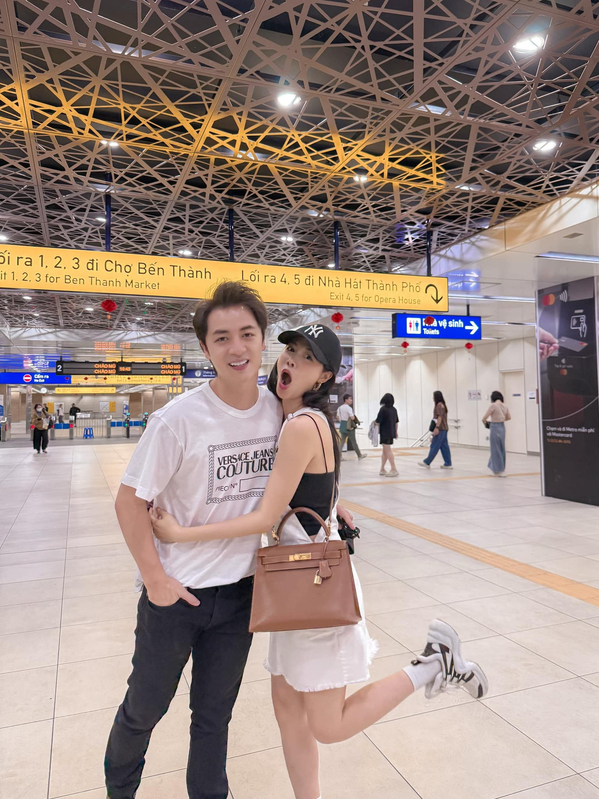 Vợ chồng ca sĩ Đăng Khôi trốn con đi hẹn hò. Ảnh: FB Thuy Anh Le