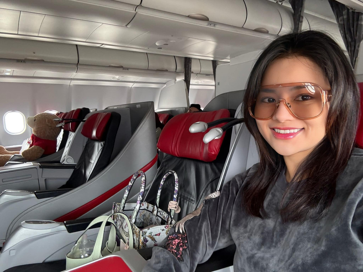 Cô thường xuyên khoe ảnh sinh hoạt thường nhật, đi chơi cùng bạn bè hay thảnh thơi dùng trà chiều một mình. Ảnh: FB Vũ Thu Phương