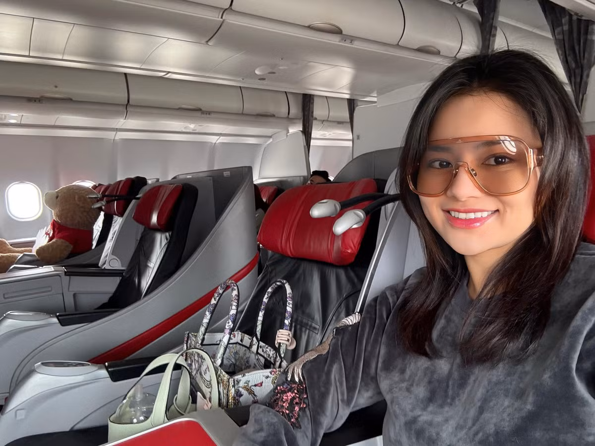 Cô thường xuyên khoe ảnh sinh hoạt thường nhật, đi chơi cùng bạn bè hay thảnh thơi dùng trà chiều một mình. Ảnh: FB Vũ Thu Phương