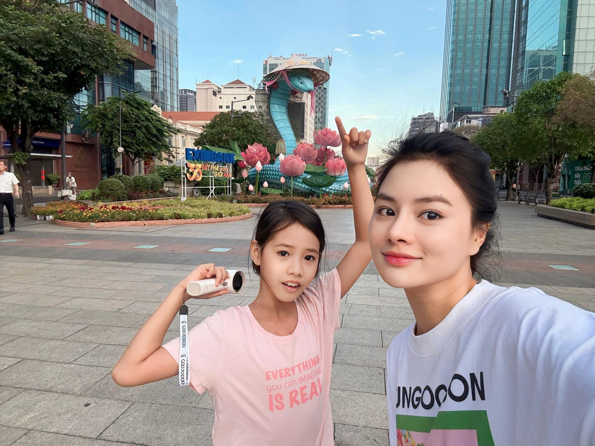 Cô cùng các con dành thời gian chạy bộ, chơi các môn thể thao yêu thích và áp dụng chế độ ăn - ngủ khoa học. Ảnh: FB Vũ Thu Phương