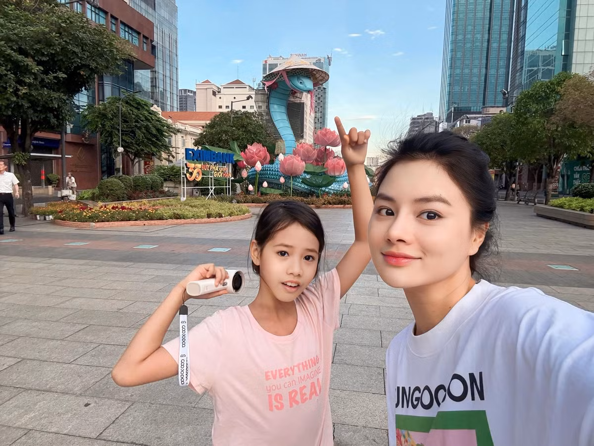 Cô cùng các con dành thời gian chạy bộ, chơi các môn thể thao yêu thích và áp dụng chế độ ăn - ngủ khoa học. Ảnh: FB Vũ Thu Phương