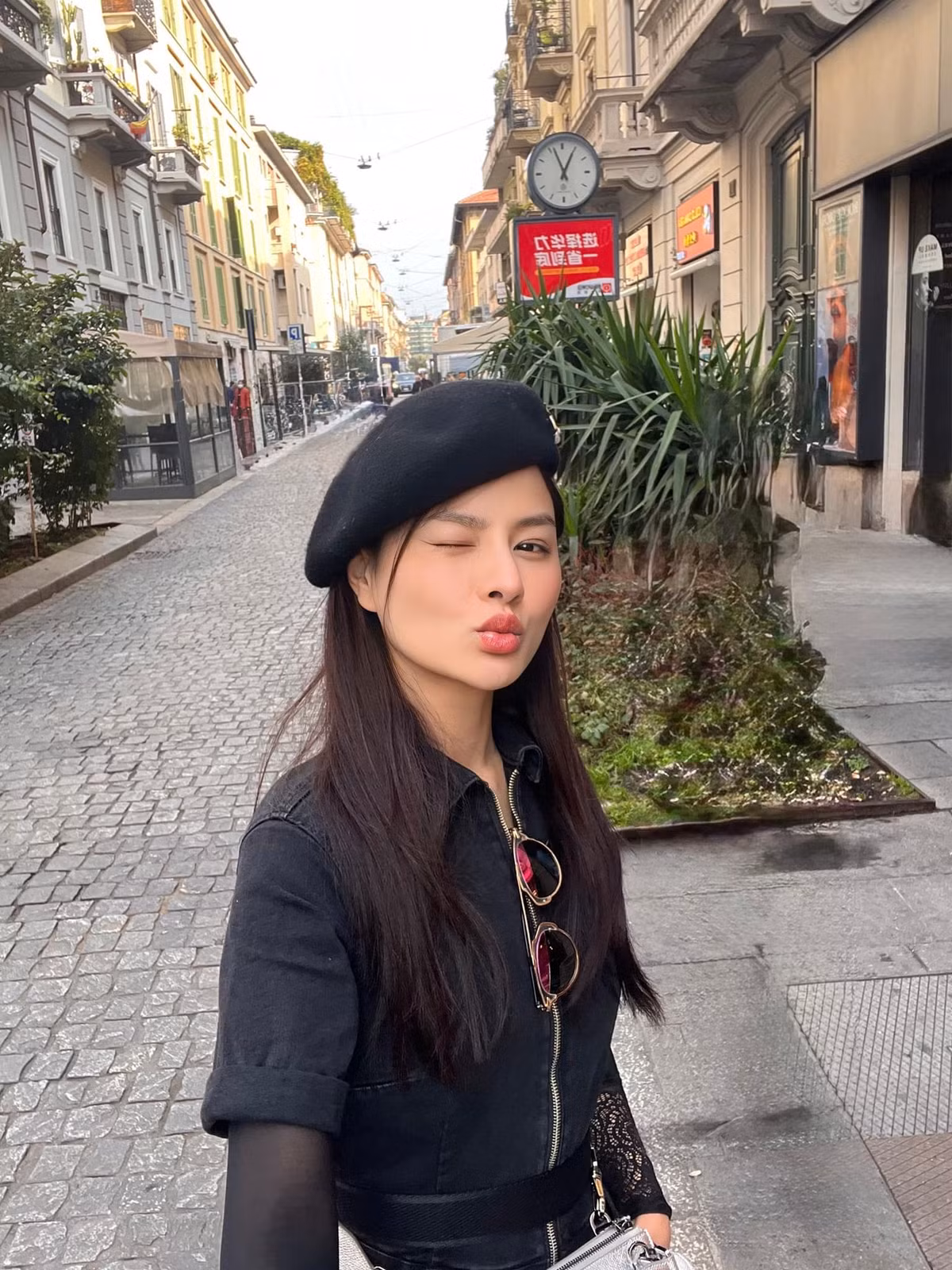 Cô thường xuyên chia sẻ những khoảnh khắc ấm áp bên gia đình, bạn bè, đồng nghiệp trên mạng xã hội. Ảnh: FB Vũ Thu Phương