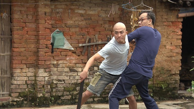 Một bất ngờ khác do Doãn Quốc Đam mang lại đó là tạo hình chưa từng có trên màn ảnh của anh trong “Phố trong làng”. Anh “cạo đầu” để vào vai Mến gây ấn tượng. Ảnh: Saostar