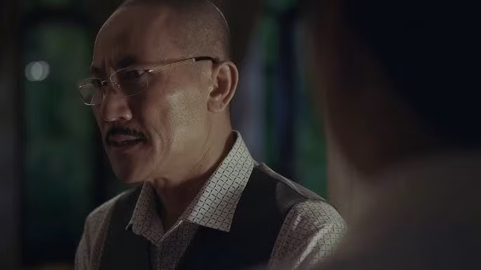 Thời điểm đó, NSƯT Hoàng Hải gây sốt khi khắc họa thành công hình tượng ông trùm khét tiếng, đồng thời cũng là người bố cực kỳ nghiêm khắc với con cái. Ảnh chụp màn hình