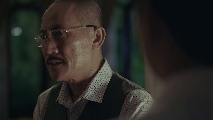 Thời điểm đó, NSƯT Hoàng Hải gây sốt khi khắc họa thành công hình tượng ông trùm khét tiếng, đồng thời cũng là người bố cực kỳ nghiêm khắc với con cái. Ảnh chụp màn hình