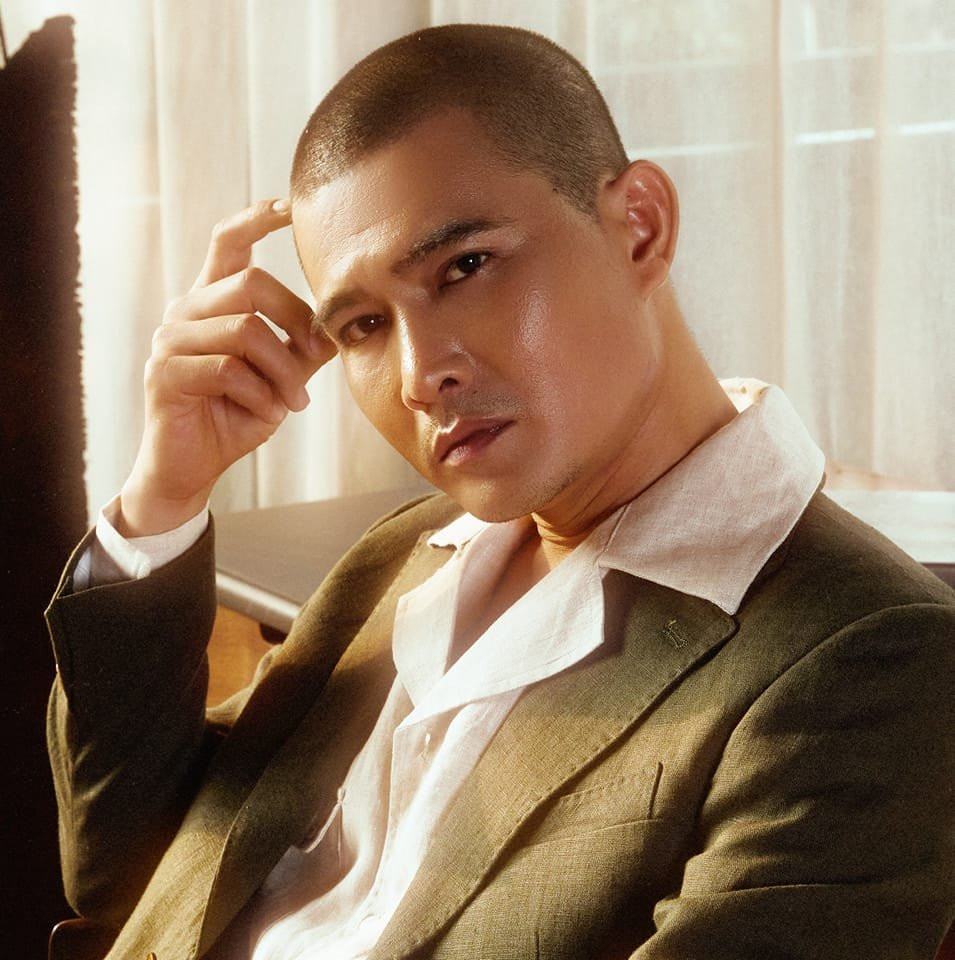 Cuộc chiến chống lại căn bệnh ung thư đã khiến nhân vật Công của anh phải trải qua những nỗi đau đớn tột cùng, và việc cạo trọc đầu là một trong những cách để khắc họa rõ nét sự thay đổi về cả ngoại hình lẫn tâm lý của nhân vật. Ảnh: FB Quang Sự