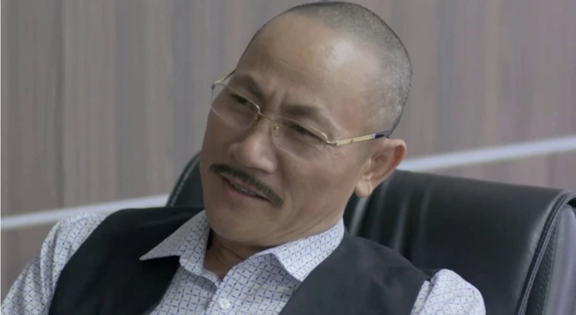 Để hoàn thành tốt vai diễn, NSƯT Hoàng Hải đã không ngần ngại cạo trọc đầu, tạo nên một hình ảnh vừa đáng sợ vừa cuốn hút. Ảnh chụp màn hình