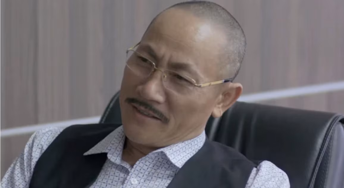 Để hoàn thành tốt vai diễn, NSƯT Hoàng Hải đã không ngần ngại cạo trọc đầu, tạo nên một hình ảnh vừa đáng sợ vừa cuốn hút. Ảnh chụp màn hình