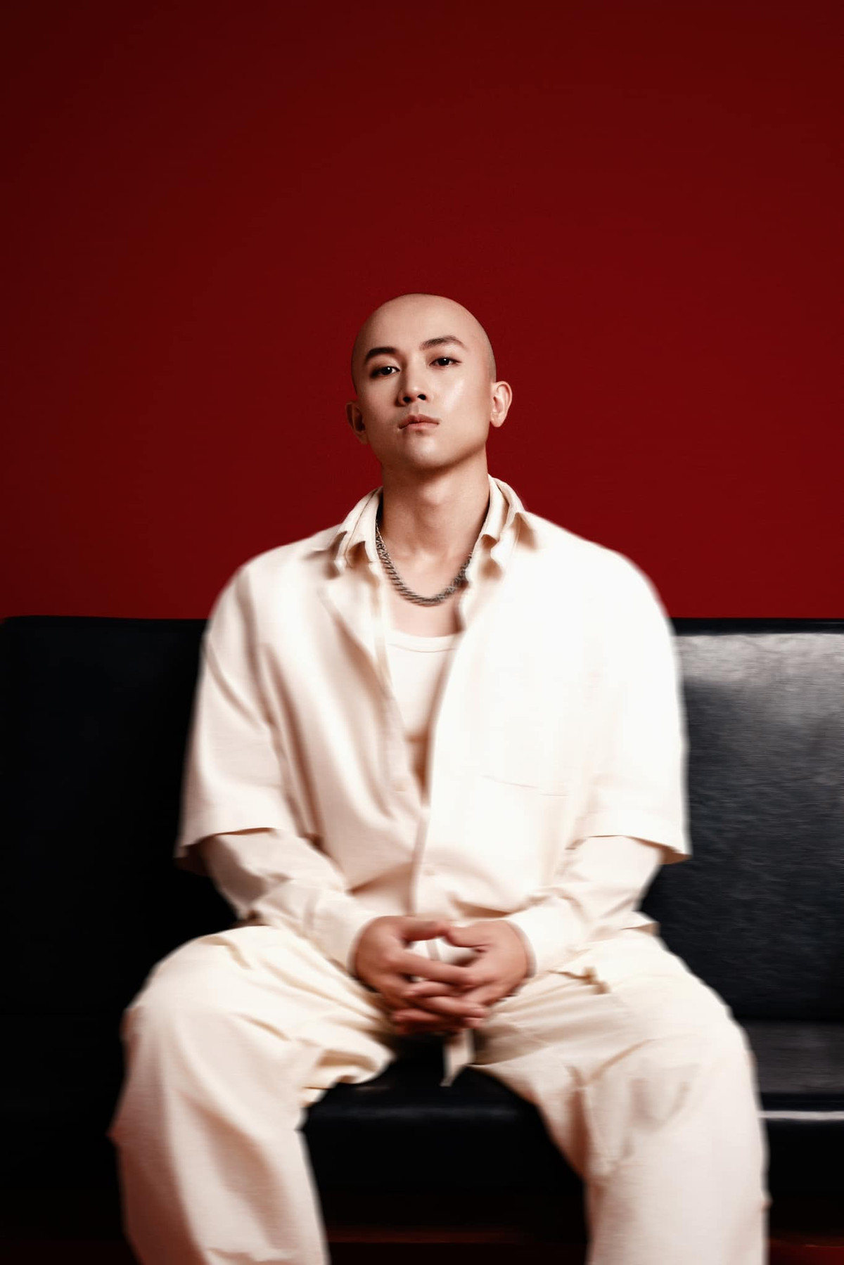 Trong phim, nam diễn viên đề nghị với tổ tạo hình cho mình thử kiểu tóc cạo trọc để tạo điểm nhấn cho nhân vật, đồng thời sẵn sàng lắng nghe những ý kiến góp ý từ khán giả. Ảnh: FB Hoàng Anh Vũ