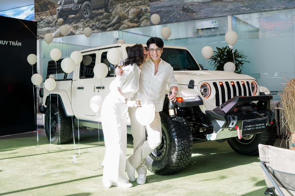 Trên trang cá nhân, cả hai thường xuyên chia sẻ những hình ảnh du lịch, tận hưởng cuộc sống sang chảnh. Ảnh: FB Ngo Thanh Van