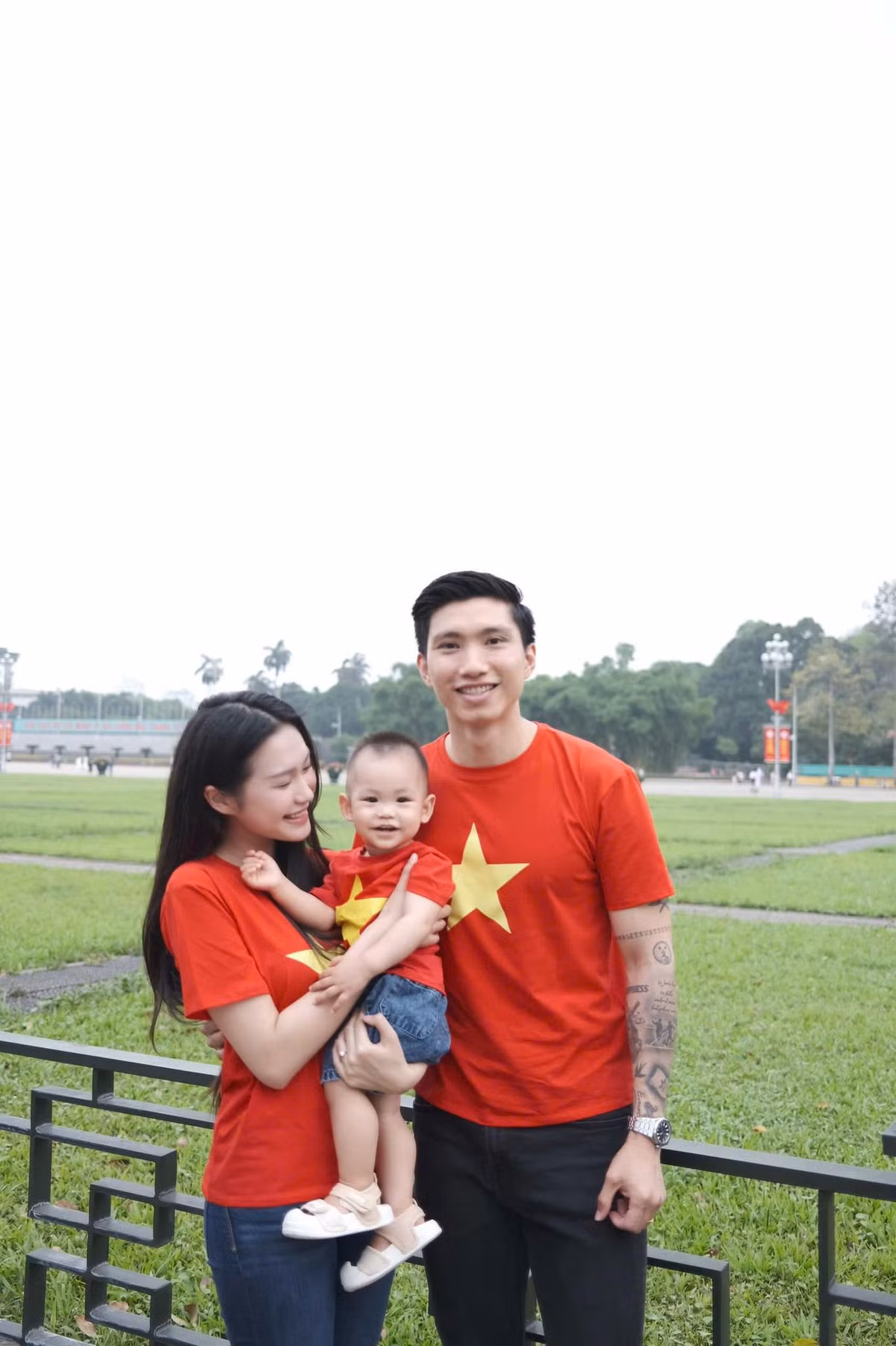 Tổ ấm nhỏ của Đoàn Văn Hậu - Doãn Hải My nhận về hàng nghìn lượt yêu thích vì quá đáng yêu, vừa yêu nước, visual lại "ngút ngàn". Ảnh: FB Doan Hai My