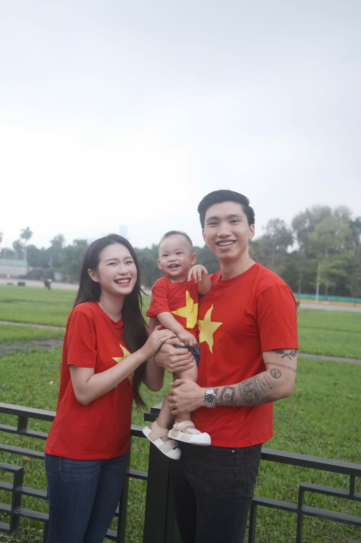 Diện trang phục đồng điệu với màu đỏ và ngôi sao vàng rực rỡ, gia đình Doãn Hải My nhận được nhiều lời khen ngợi từ cộng đồng mạng bởi sự rạng rỡ, hạnh phúc và gắn kết. Ảnh: FB Doan Hai My