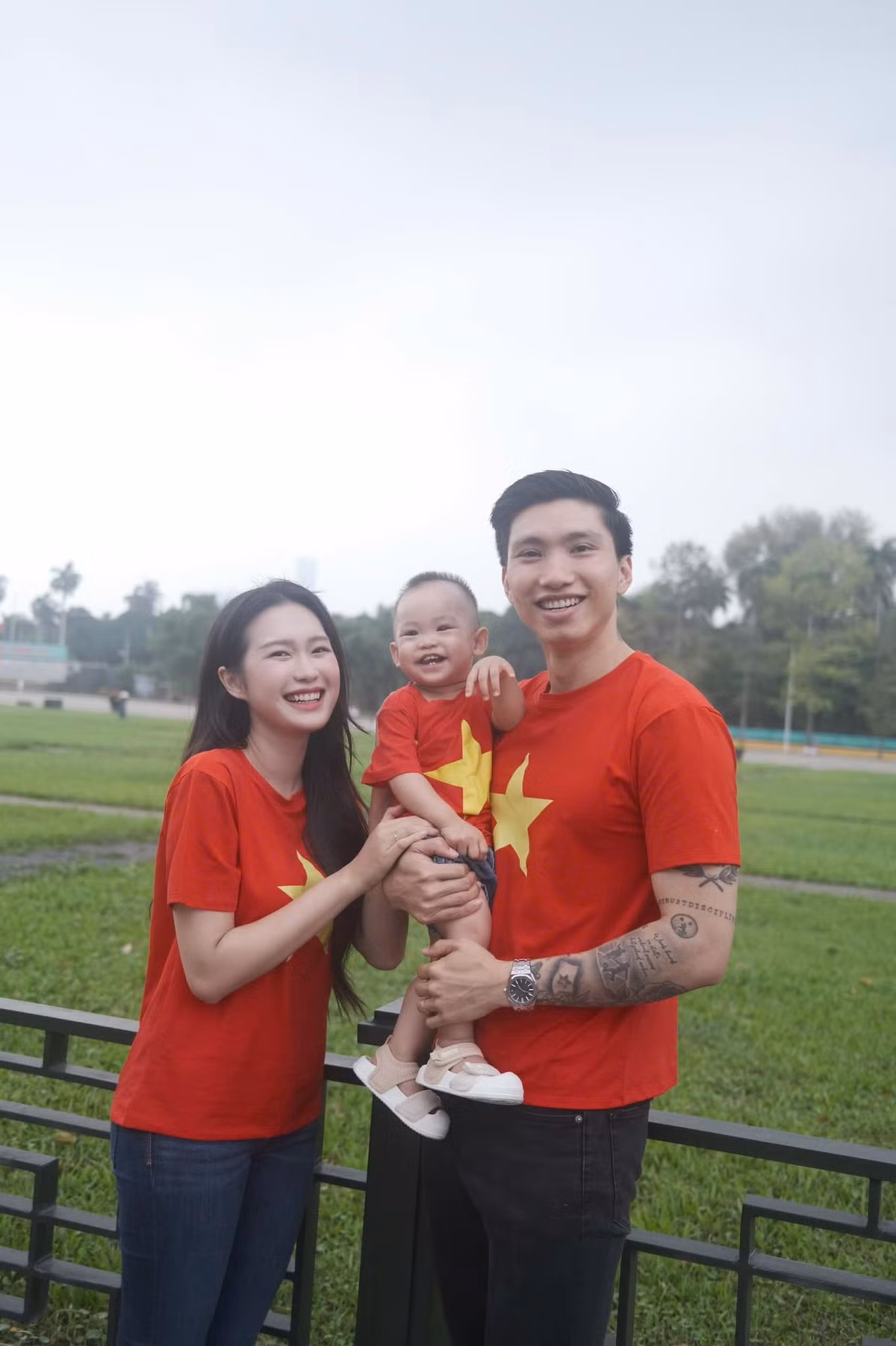 Diện trang phục đồng điệu với màu đỏ và ngôi sao vàng rực rỡ, gia đình Doãn Hải My nhận được nhiều lời khen ngợi từ cộng đồng mạng bởi sự rạng rỡ, hạnh phúc và gắn kết. Ảnh: FB Doan Hai My