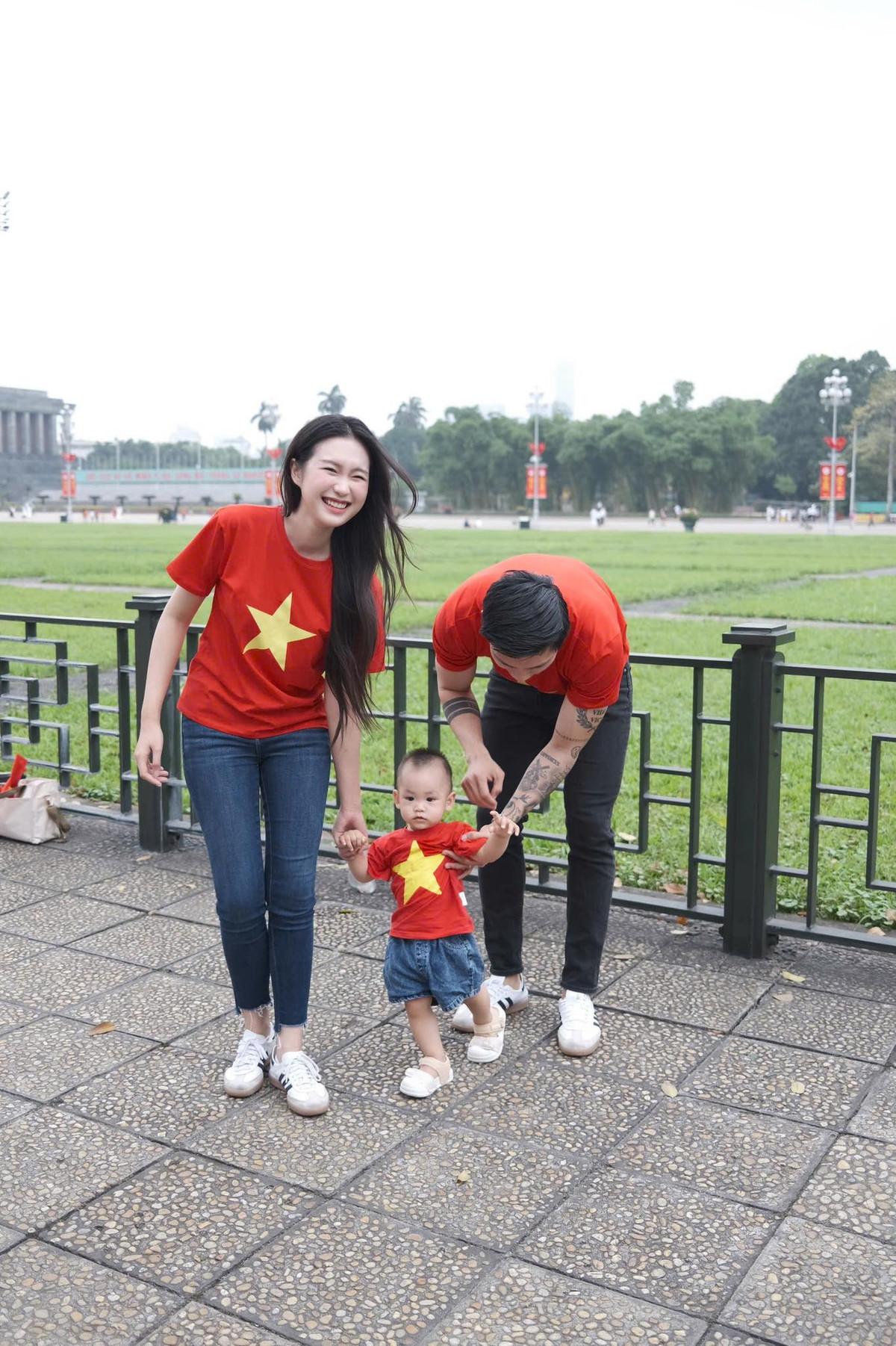 Việc gia đình Doãn Hải My lựa chọn bối cảnh Quảng trường Ba Đình – nơi Lễ độc lập được Chủ tịch Hồ Chí Minh đọc bản Tuyên ngôn Độc lập năm 1945 – càng làm tăng giá trị biểu cảm và chiều sâu tinh thần cho bộ ảnh. Ảnh: FB Doan Hai My