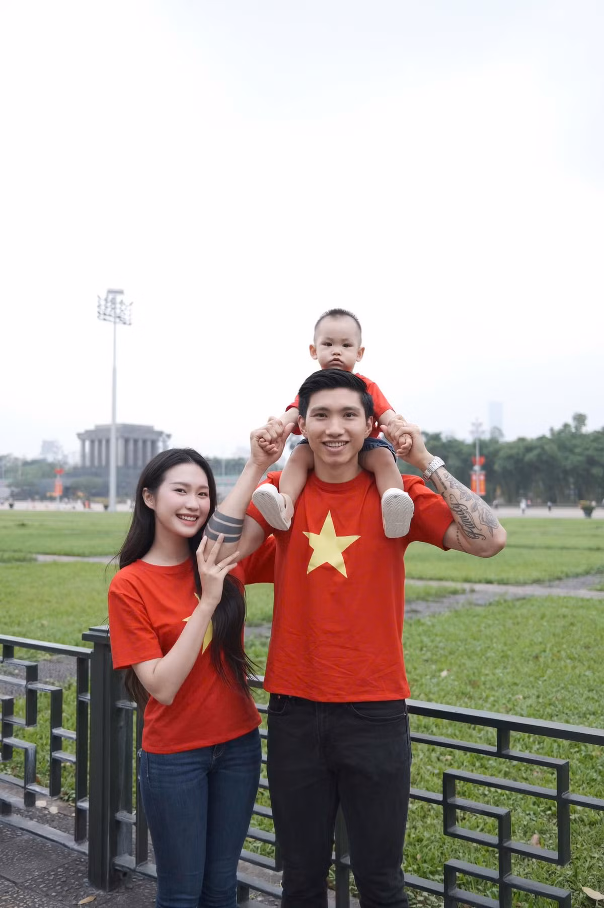 Bé Lúa (tên thật là Đoàn Minh Đăng) trở thành tâm điểm của mọi ánh nhìn với vẻ kháu khỉnh, biểu cảm đáng yêu. Ảnh: FB Doan Hai My