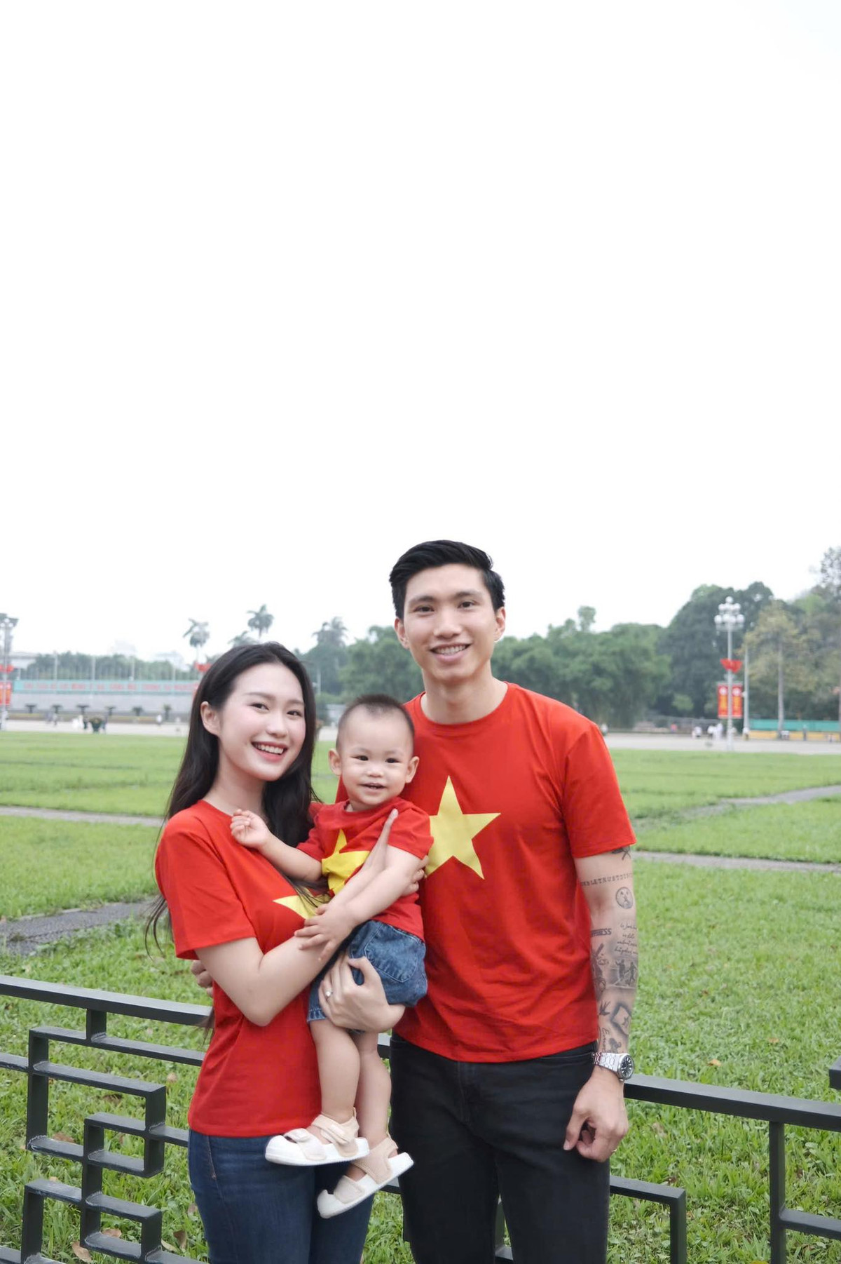 Cả nhà tay trong tay giữa quảng trường lịch sử không chỉ đẹp mà còn cực ý nghĩa. Ảnh: FB Doan Hai My