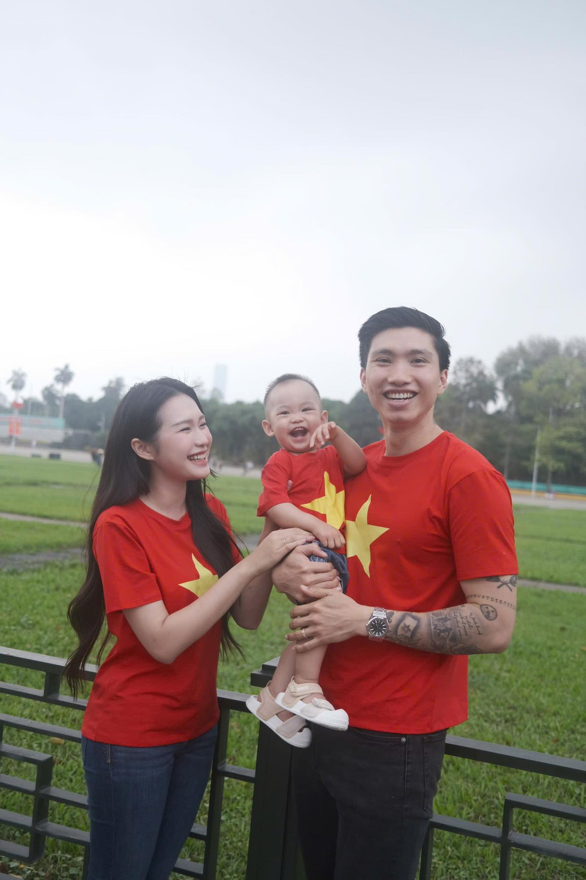 Trong không khí rộn ràng của dịp lễ 30/4 – 1/5, gia đình Top 10 Hoa hậu Việt Nam 2020 Doãn Hải My vừa tung ra bộ ảnh kỷ niệm đầy ý nghĩa tại Quảng trường Ba Đình, Hà Nội. Ảnh: FB Doan Hai My