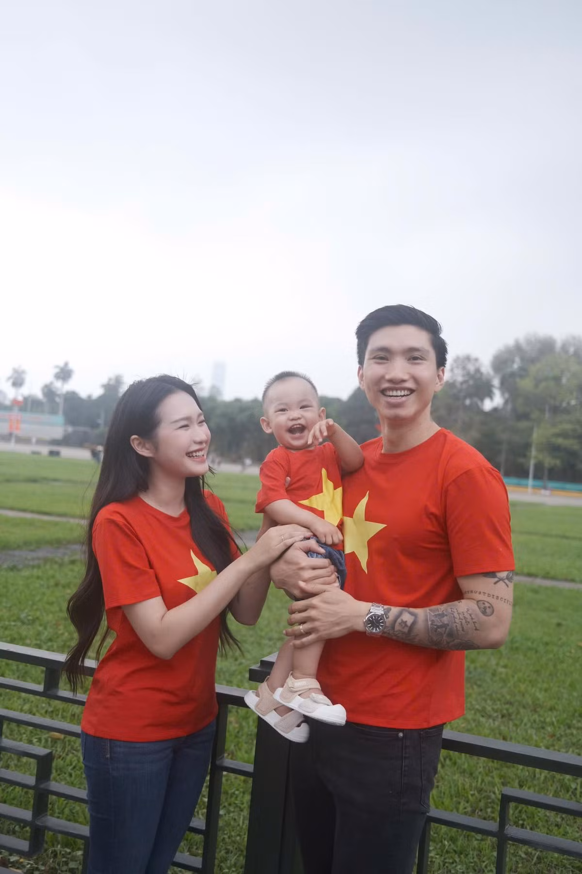 Trong không khí rộn ràng của dịp lễ 30/4 – 1/5, gia đình Top 10 Hoa hậu Việt Nam 2020 Doãn Hải My vừa tung ra bộ ảnh kỷ niệm đầy ý nghĩa tại Quảng trường Ba Đình, Hà Nội. Ảnh: FB Doan Hai My