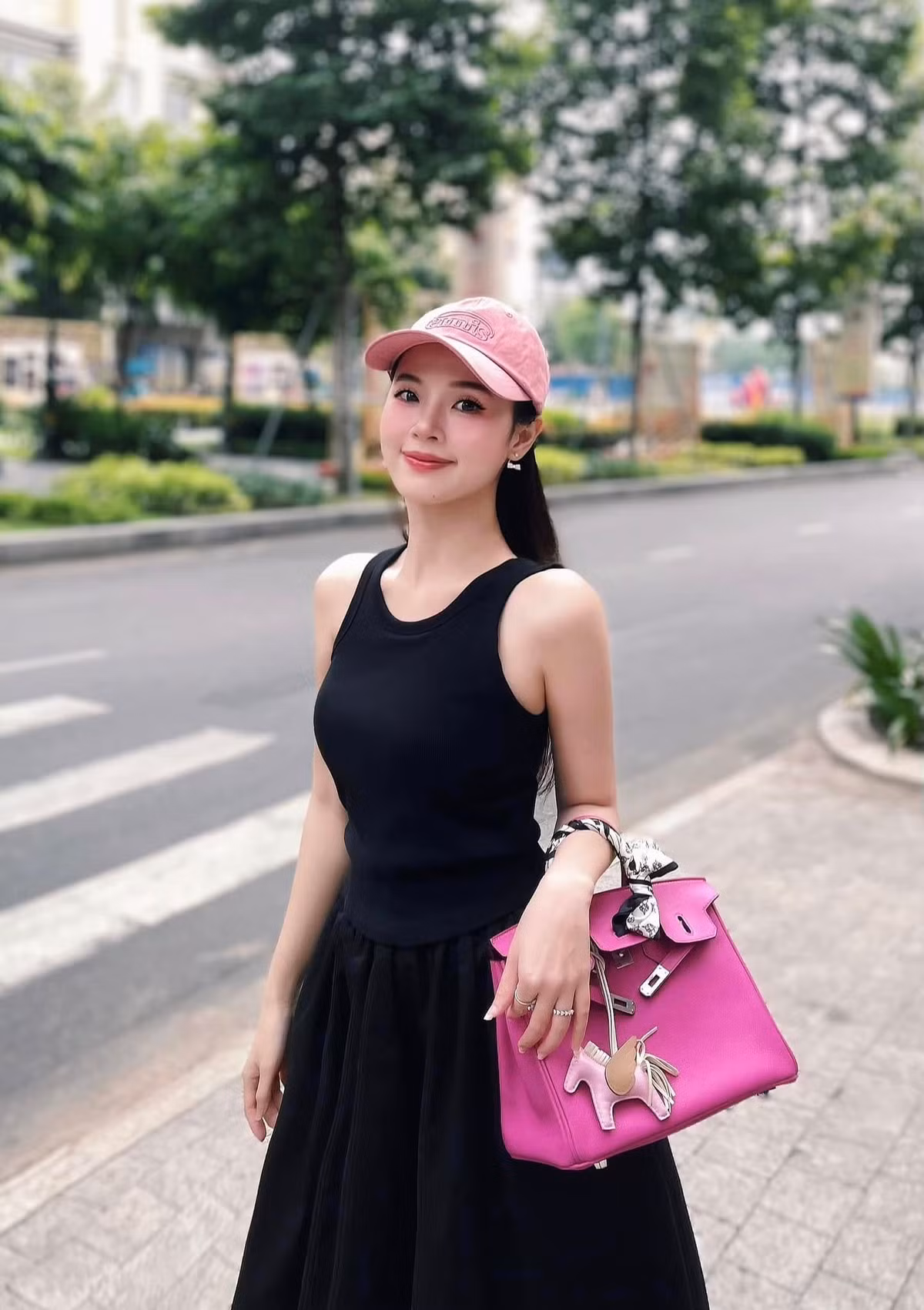 Để không trông nhàm chán Midu thường xuyên thay đổi kiểu dáng và màu sắc của chân váy, mang đến cho công chúng những hình ảnh mới mẻ, đầy sức sống. Ảnh: FB Đặng Thị Mỹ Dung