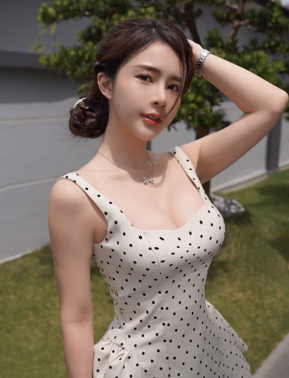 Cô dường như muốn khẳng định một hình ảnh nữ DJ không chỉ tài năng mà còn quyến rũ và dám thể hiện cá tính riêng.