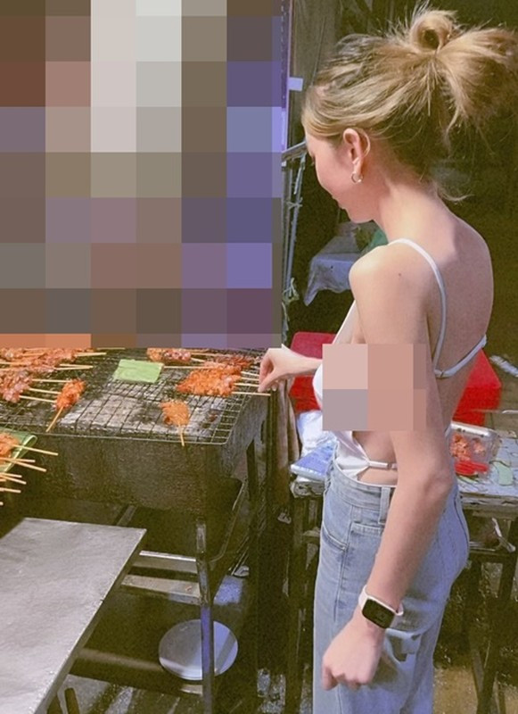 Hình ảnh Wanwisa Sriprathet mặc hớ hênh vòng 1 khi đứng nướng thịt gây xôn xao cộng đồng mạng Thái Lan.