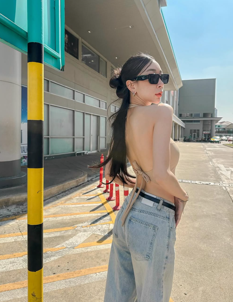  Mỹ nhân gợi cảm thường xuyên "mặc như không" khi xuống phố. 